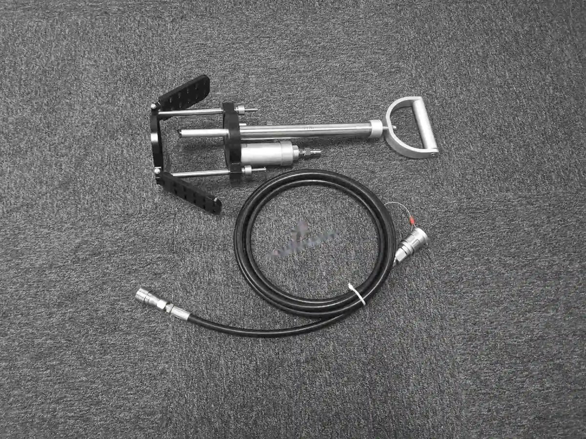Gun - 1/4 hydraulic system oil replenishing — P/N 7170 — image 1