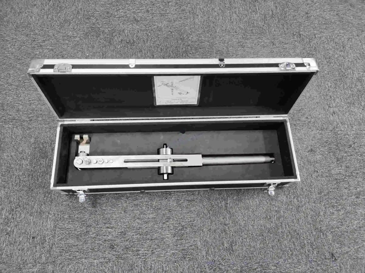 Tool manhole bolt extraction — P/N 98A57304002000 — image 1