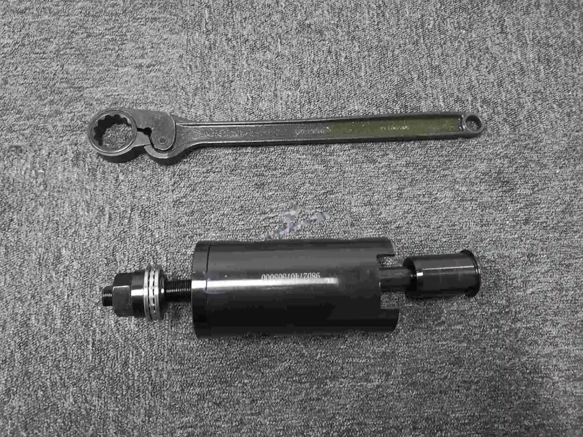The extractor is necessary for the removal/installation of the hinge — P/N 98D27407505000 — image 1